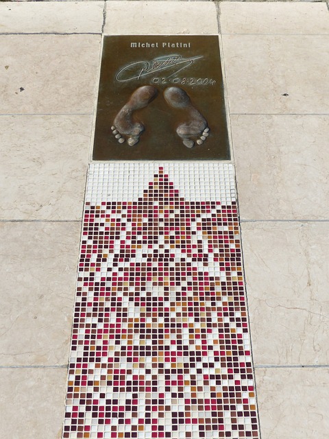 长显得尤为 长显得尤为